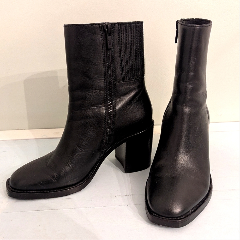 Frye Pia Chelsea Short Black Leather Boot Size 6.5 Block Heel Zip Up